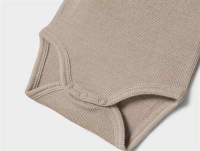 Name It body i satellite grå brun nuance i merinould og silke med ribmønster detalje af trykknapper