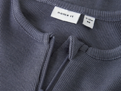 Name It heldragt natdragt i folkstone gray blågrå nuance detalje af lynlås i merinould og silke