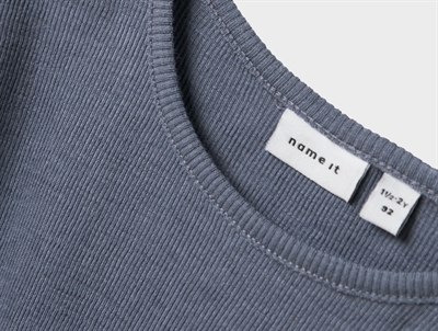 Name It top i merinould/silke i gråblå nuance set tæt på
