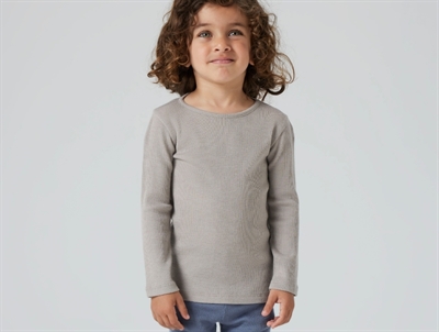 Name It bluse i merinould/silke i beige nuance set tæt på