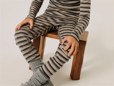 Name It leggings i uld med striber i ombre blue på barn siddende