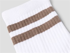 nærbillede af ribstruktur og striber på name it sokker i hvid