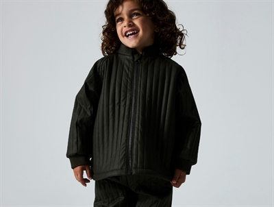 Barn iført Name It termo sæt rosin med forstærkninger 