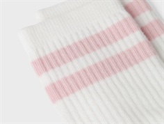 nærbillede af name it sok i hvid med lyserøde striber