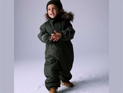 Barn i grøn Name It flyverdragt med aftagelig hætte og pelskant