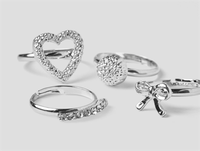 Detalje af sølvfarvede ringe fra Name It 4-pak