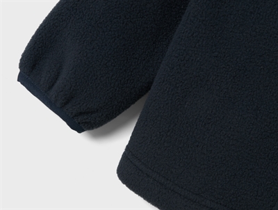 Ærmedetalje på Name It fleecesæt dark sapphire