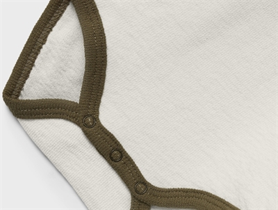 lil atelier body raahvid med groenne aermer tæt på