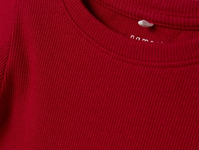 Detalje af ribstrikket rød top fra Name It