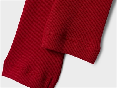 Detalje af ribstruktur på jester red leggings fra Name It