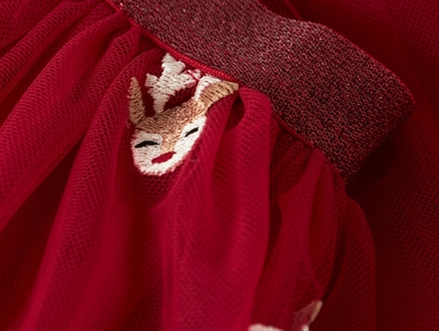 Detalje af rensdyr broderi på jester red tylskørt fra Name It