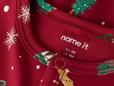 Detalje af jester red natsuit fra Name It med juleprint