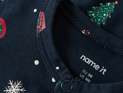 Detalje af navy blazer natsuit fra Name It med juleprint