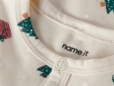 Detalje af whitecap gray natsuit fra Name It med juleprint