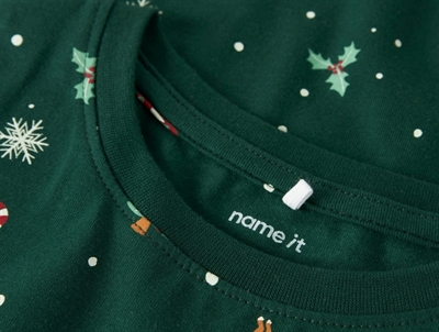 Detalje af juleprint på Name It pyjamas i grøn