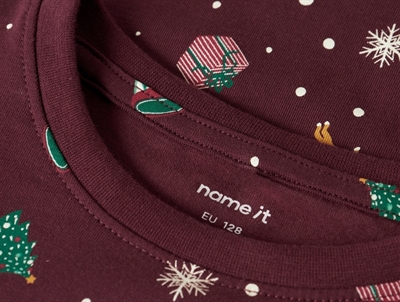 Detalje af juleprint på Name It pyjamas i burgundy