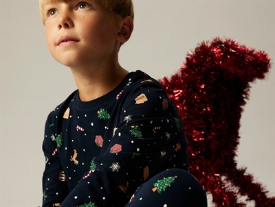 Dreng iført Name It pyjamas i navy blazer med juleprint