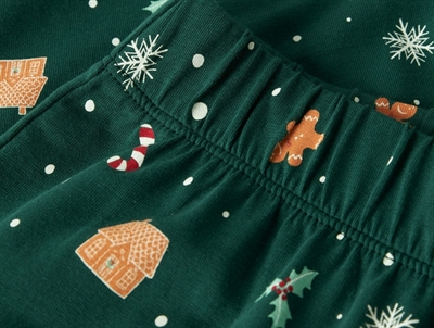 Detalje af juleprint på Name It voksen pyjamas i botanical garden