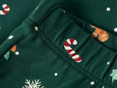 Detalje af botanical garden pyjamas fra Name It med juleprint