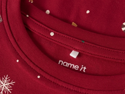 Detalje af jester red pyjamas fra Name It med juleprint