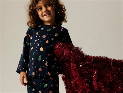 Barn i navy blazer pyjamas fra Name It med juleprint