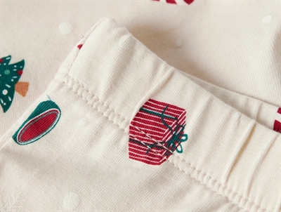 Detalje af whitecap gray pyjamas fra Name It med juleprint