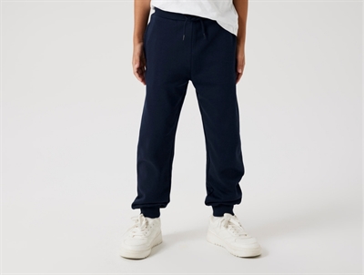 Barn iklædt Name It sweatpants i mørkeblå med snøre