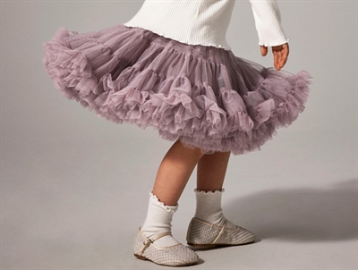 Barn iført lilla Name It tylskørt med flæser