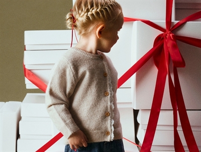 Barn i peyote melange cardigan fra Name It med knaplukning