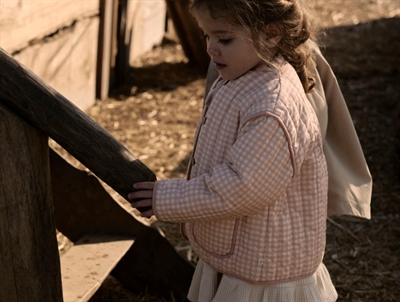 Lil' Atelier quiltet jakke i rosa nuance med tern og solmotiv på ryggen