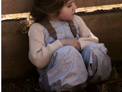 Lil\' Atelier regnsæt zen blue med svaneprint, justerbar seler og elastik ved håndled