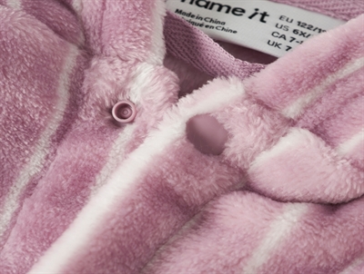 Detalje af Name It badekåbe Keepsake Lilac i blød velour med trykknaplukning