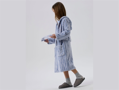 Barn iført Name It badekåbe Kentucky Blue i blød velour