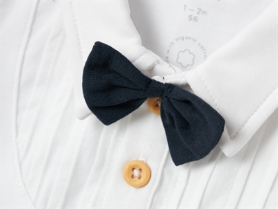 Detalje af sort sløjfe og knapper på hvid body fra Name It