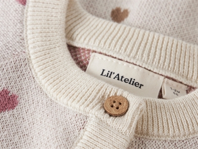 Detalje af Lil\' Atelier cardigan i turtledove med knapper og hjerteprint