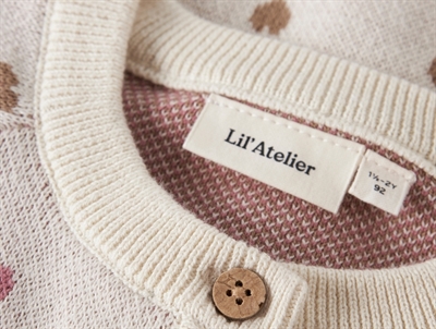Detalje af Lil\' Atelier cardigan i turtledove med knapper og hjerter