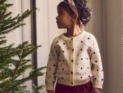 Barn iført Lil' Atelier cardigan i turtledove med hjerteprint