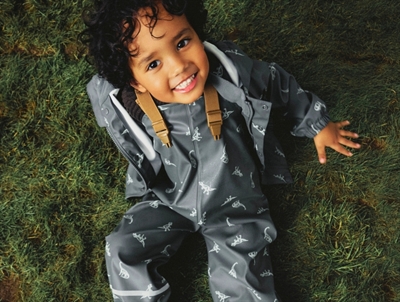 Name It regnsæt i grøn nuance med dinosaurprint på barn