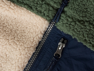 Detalje af Name It teddy vest i peyote med lynlås