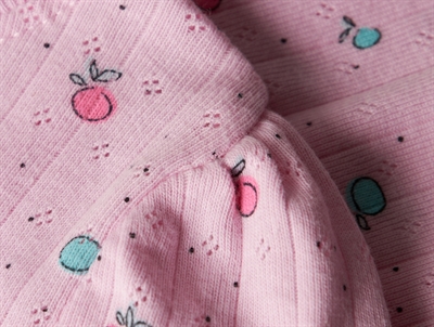 Nærbillede af frugtprint og puffærmer på Name It T-shirt i sweet dreams