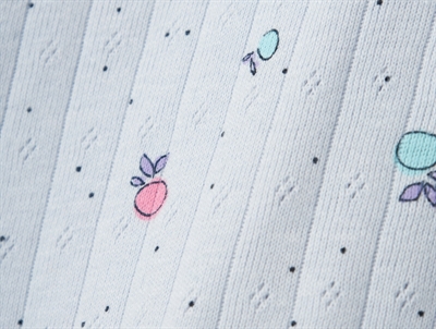 Nærbillede af frugtprint og puffærmer på Name It T-shirt i xenon blue