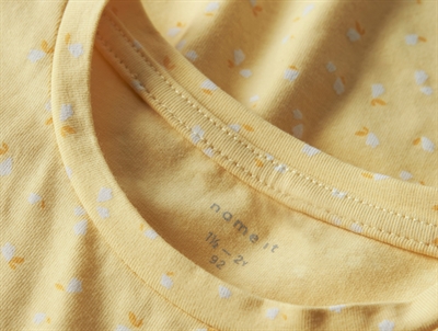 Detalje af Name It kjole golden haze med flæser og print