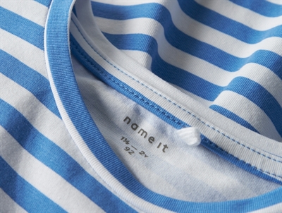 Detalje af Name It kjole marina med flæser og striber