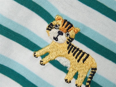 Detalje af Name It T-shirt aquatic med striber og tigerbroderi