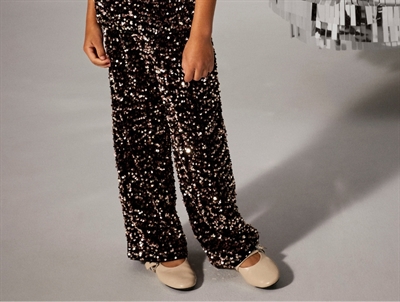 pige iført brune Name It bukser med pailletter