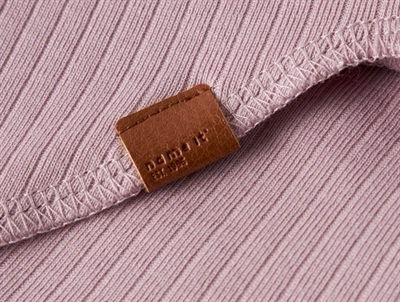 Detalje af Name It elefanthue i ribbet kvalitet