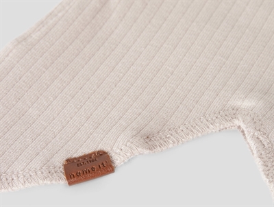 Detalje af Name It elefanthue i ribbet kvalitet