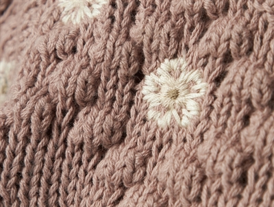 Detalje af blomsterbroderi på Lil\' Atelier kjole i etherea