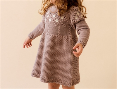 Lil' Atelier strikkjole i etherea med broderede blomster foran- med barn