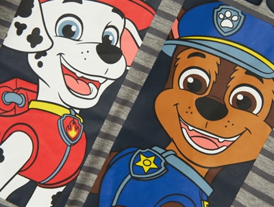 nærbillede af Paw Patrol print på gråstribet top fra Name It